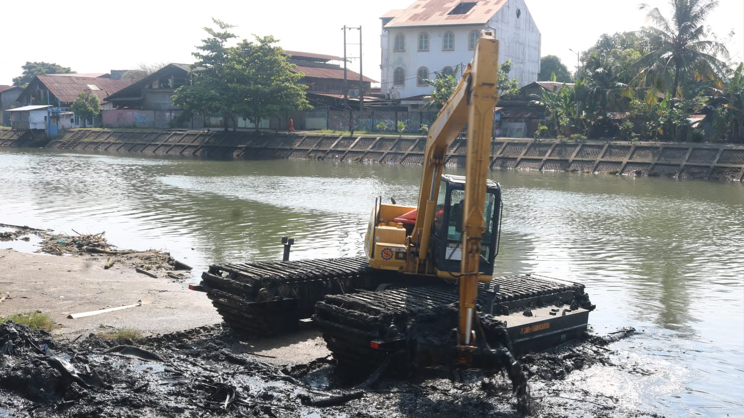 Antisipasi Banjir, PUPR Padang Keruk Sedimen Batang Arau