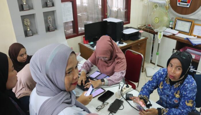 Dukung Digitalisasi Bansos, Kelurahan Air Pacah Padang Fasilitasi Pendaftaran Perlinsos