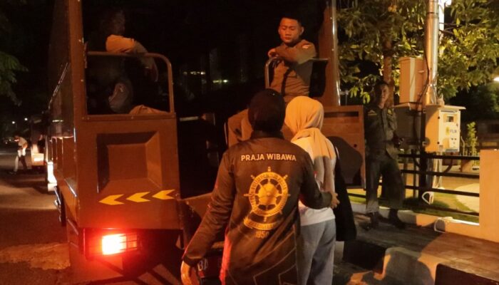 Nekat Langgar Jam Operasional, Warung Nakal di Padang Disatroni Petugas, Barang Bukti Disita!