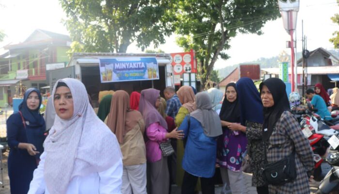Minyak Rp15 Ribu! Ratusan Warga Padang Serbu Pasar Murah Masjid Ganting