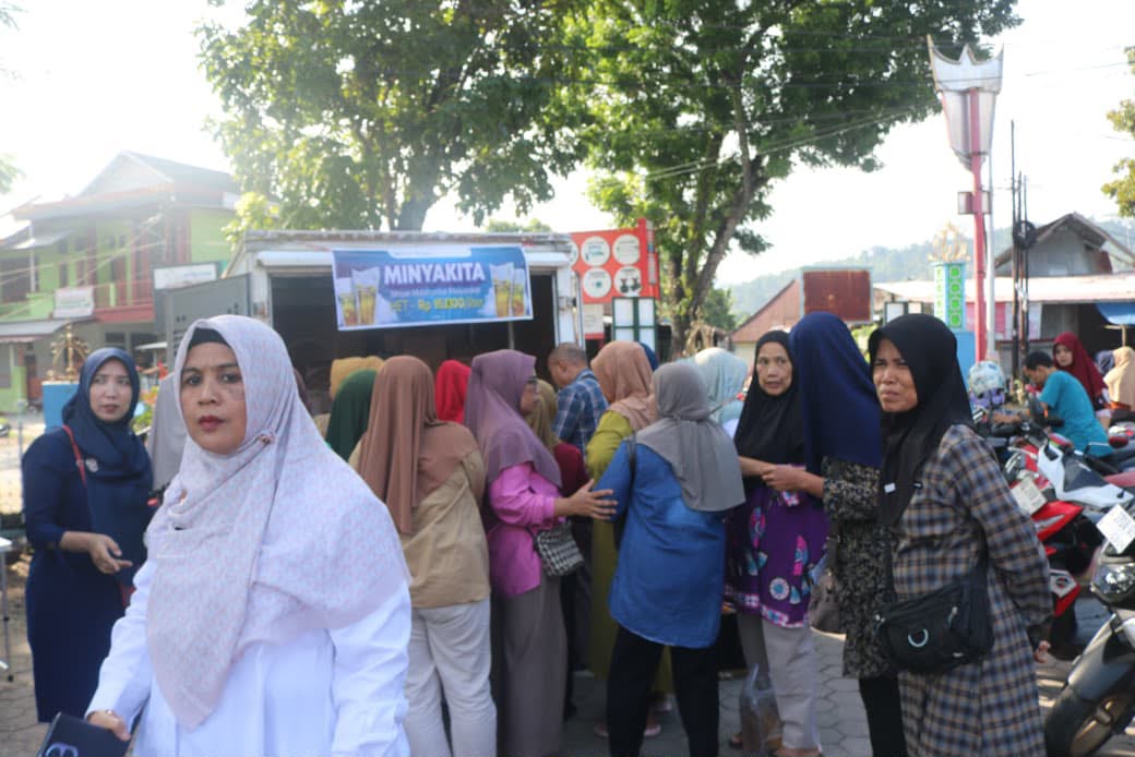 Ratusan Warga Padang Serbu Pasar Murah Masjid Ganting