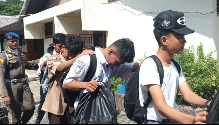 Asyik Nongkrong di Panorama Ladang Padi Saat Jam Sekolah, 10 Pelajar Diamankan
