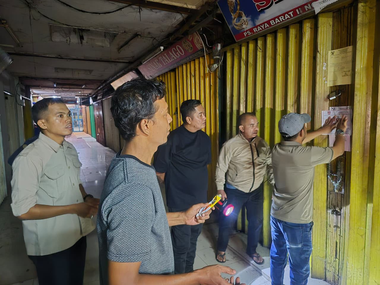 44 Toko di Pasar Raya Padang Disegel Petugas!