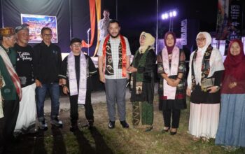 Fadly Amran Lepas Delegasi SatuPena Sumbar ke Ajang Sastra 4 Negara