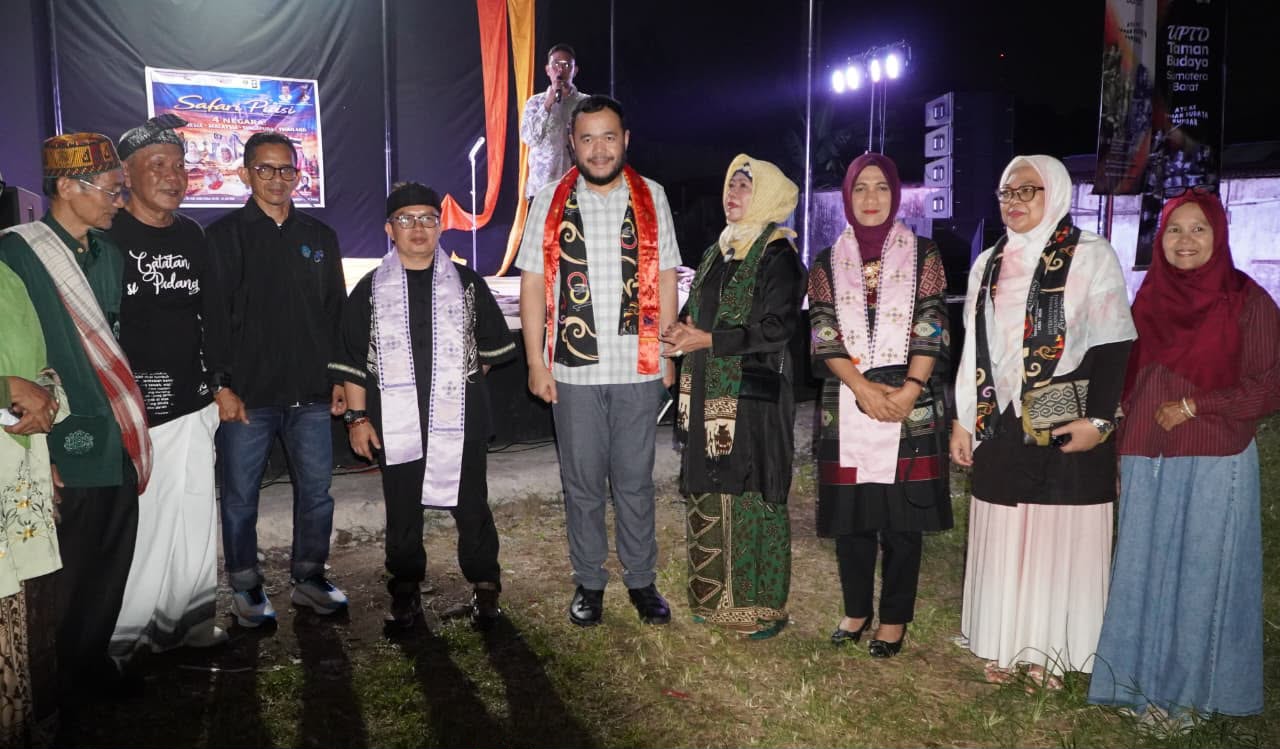 Fadly Amran Lepas Delegasi SatuPena Sumbar ke Ajang Sastra 4 Negara