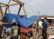 Satpol PP Padang Tertibkan PKL Ujung Tanah dan Bangunan Liar di Kecamatan Pauh
