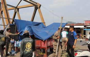 Satpol PP Padang Tertibkan PKL Ujung Tanah dan Bangunan Liar di Kecamatan Pauh