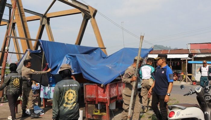 Satpol PP Padang Tertibkan PKL Ujung Tanah dan Bangunan Liar di Kecamatan Pauh