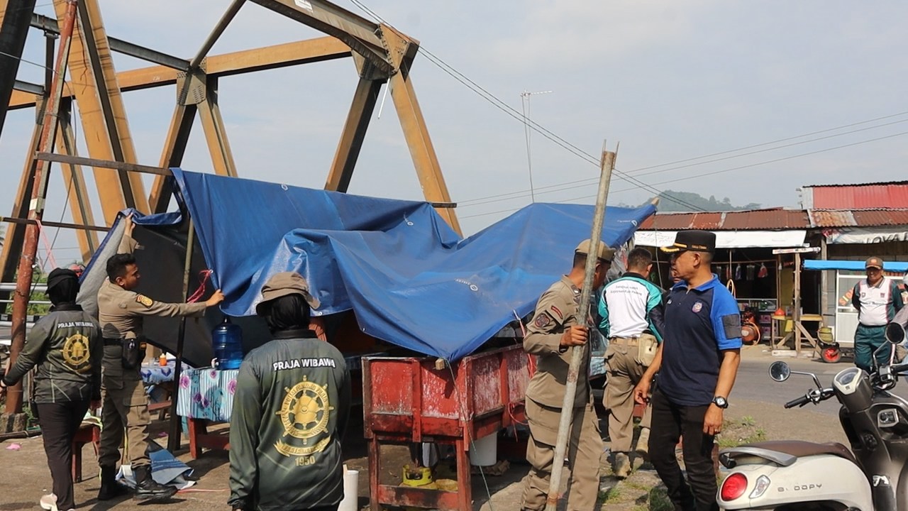 Satpol PP Padang Tertibkan PKL Ujung Tanah dan Bangunan Liar di Kecamatan Pauh