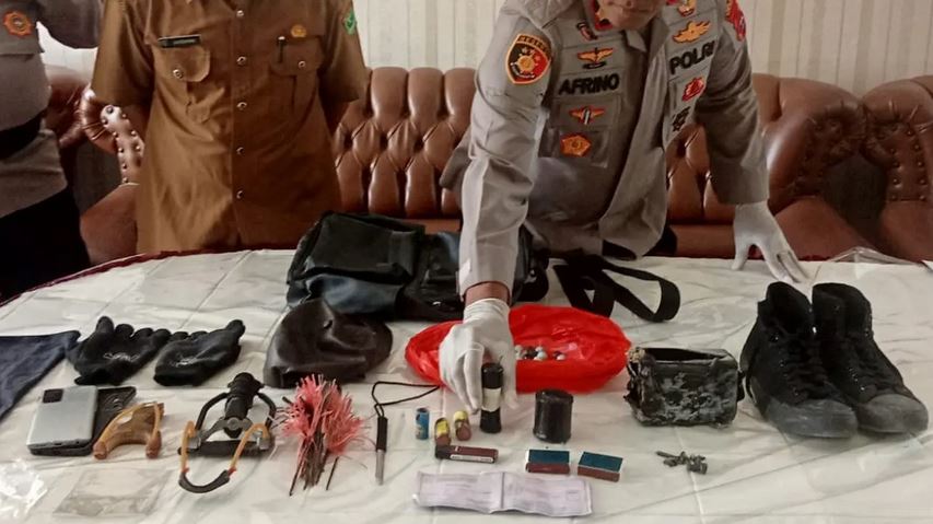 Barang bukti bom rakitan dan senjata tajam siswa MAN 3 Padang.