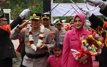 Pucuk Pimpinan Polres Tanah Datar Berganti, AKBP Marwan Fajrin Disambut Tradisi Pedang Pora