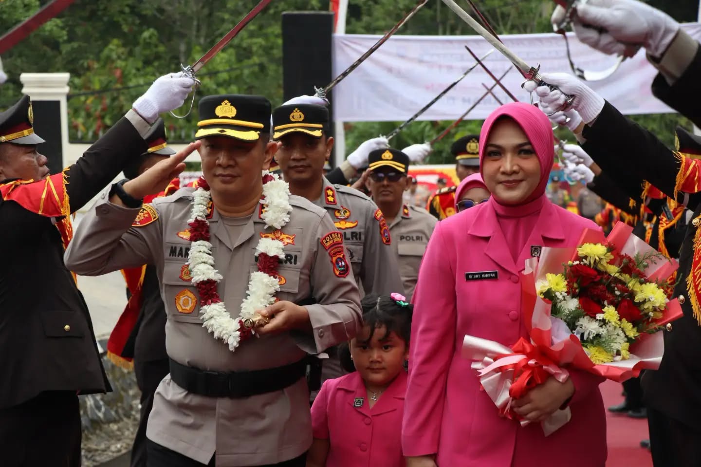 Pucuk Pimpinan Polres Tanah Datar Berganti, AKBP Marwan Fajrin Disambut Tradisi Pedang Pora