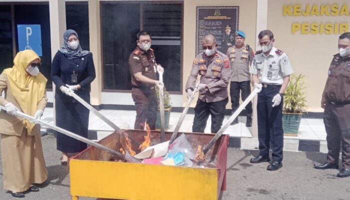 Kejari Pessel Blender Ratusan Gram Sabu dan Bakar Ganja dari 32 Kasus Inkracht