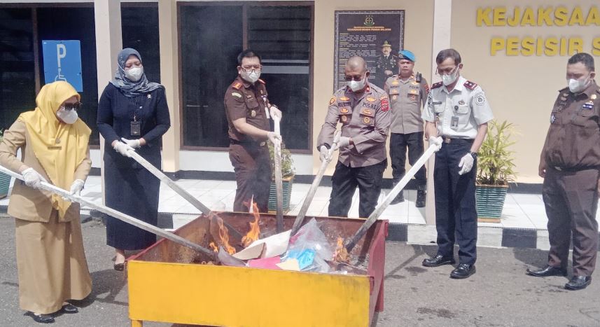 Kejari Pessel Blender Ratusan Gram Sabu dan Bakar Ganja dari 32 Kasus Inkracht