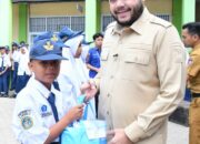 Pemko Padang Salurkan Seragam Sekolah Gratis, 103 Siswa SMPN 3 Terima Bantuan