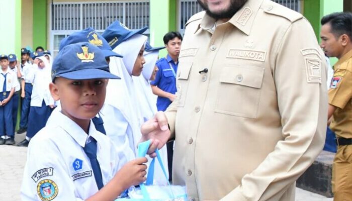 Pemko Padang Salurkan Seragam Sekolah Gratis, 103 Siswa SMPN 3 Terima Bantuan
