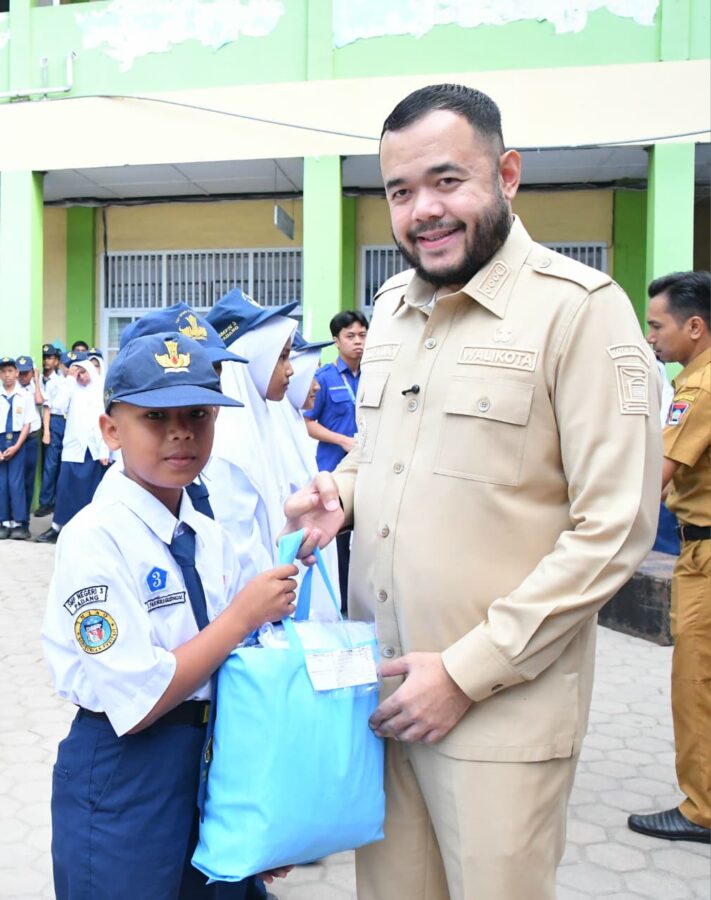 Pemko Padang Salurkan Seragam Sekolah Gratis, 103 Siswa SMPN 3 Terima Bantuan