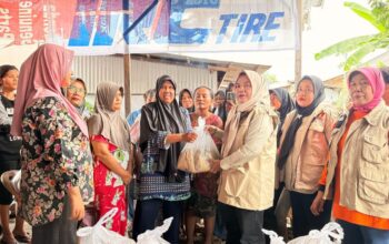 Gerindra Sumbar bagikan nasi bungkus untuk warga terdampak banjir Padang