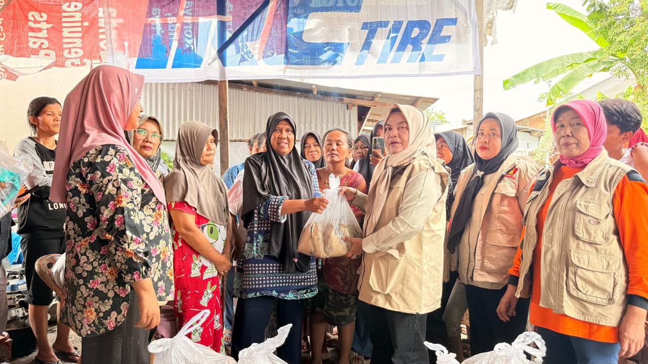 Gerindra Sumbar bagikan nasi bungkus untuk warga terdampak banjir Padang