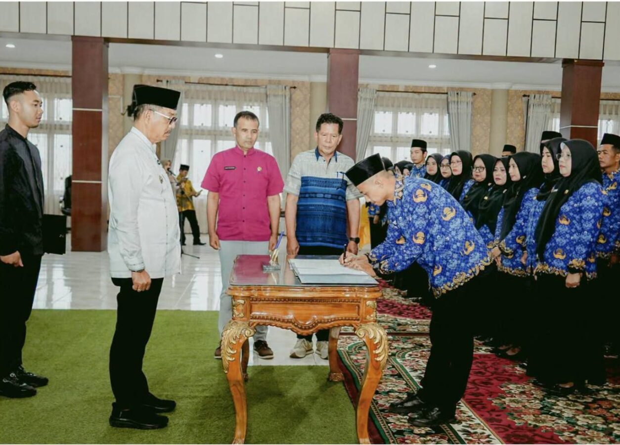 Mutasi Besar-besaran Solok Selatan: Bupati Khairunas Lantik 129 Kepala Sekolah dan Guru