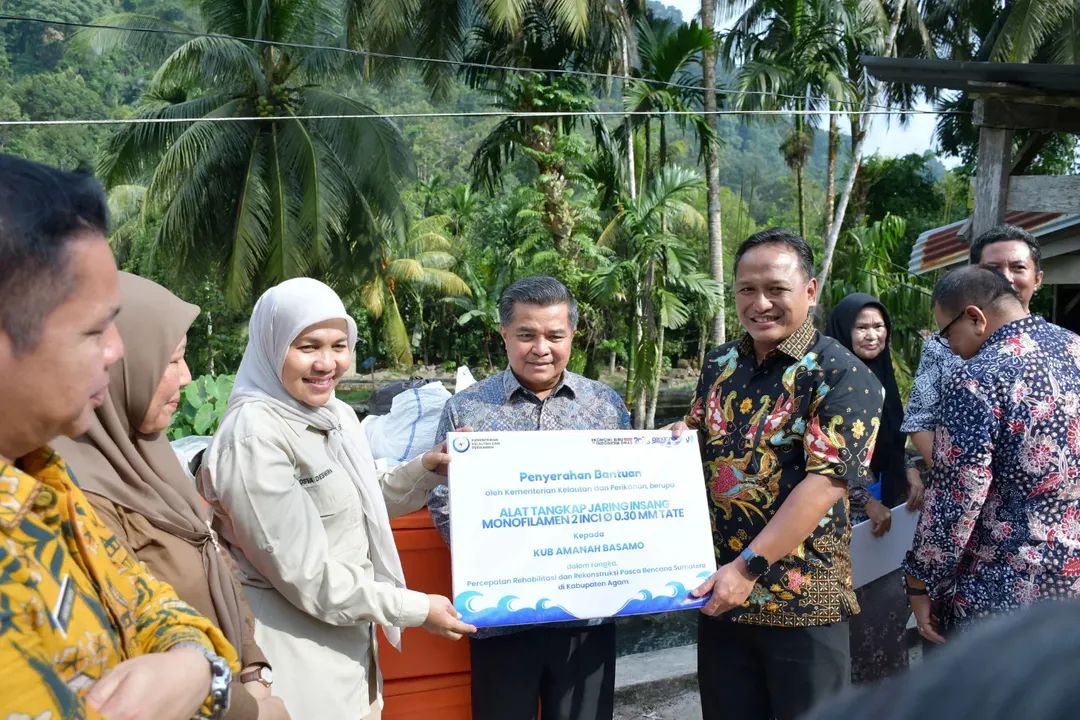 KKP Salurkan Bantuan Benih dan Pakan Gratis untuk 96 Hektare Tambak di Agam