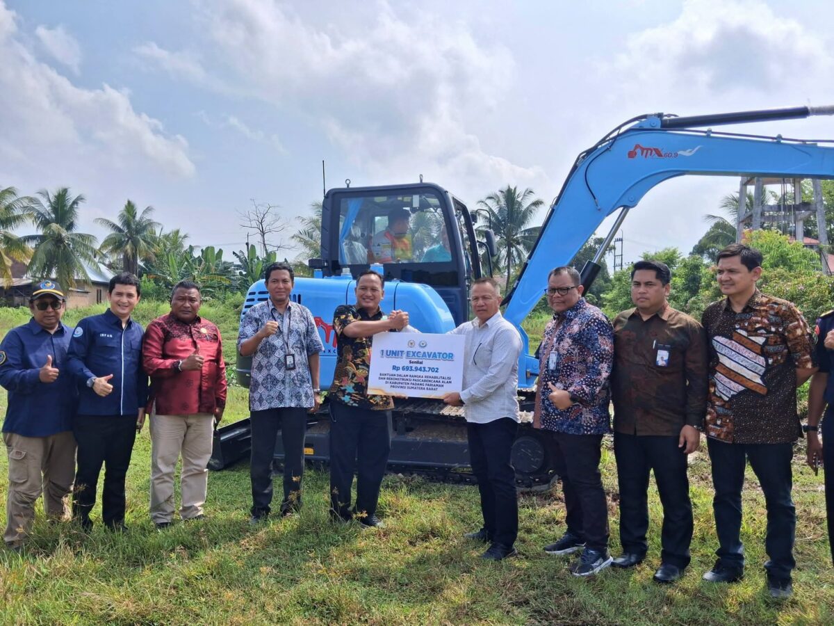 Sekjen KKP Serahkan Excavator dan Ribuan Benih Ikan di Padang Pariaman
