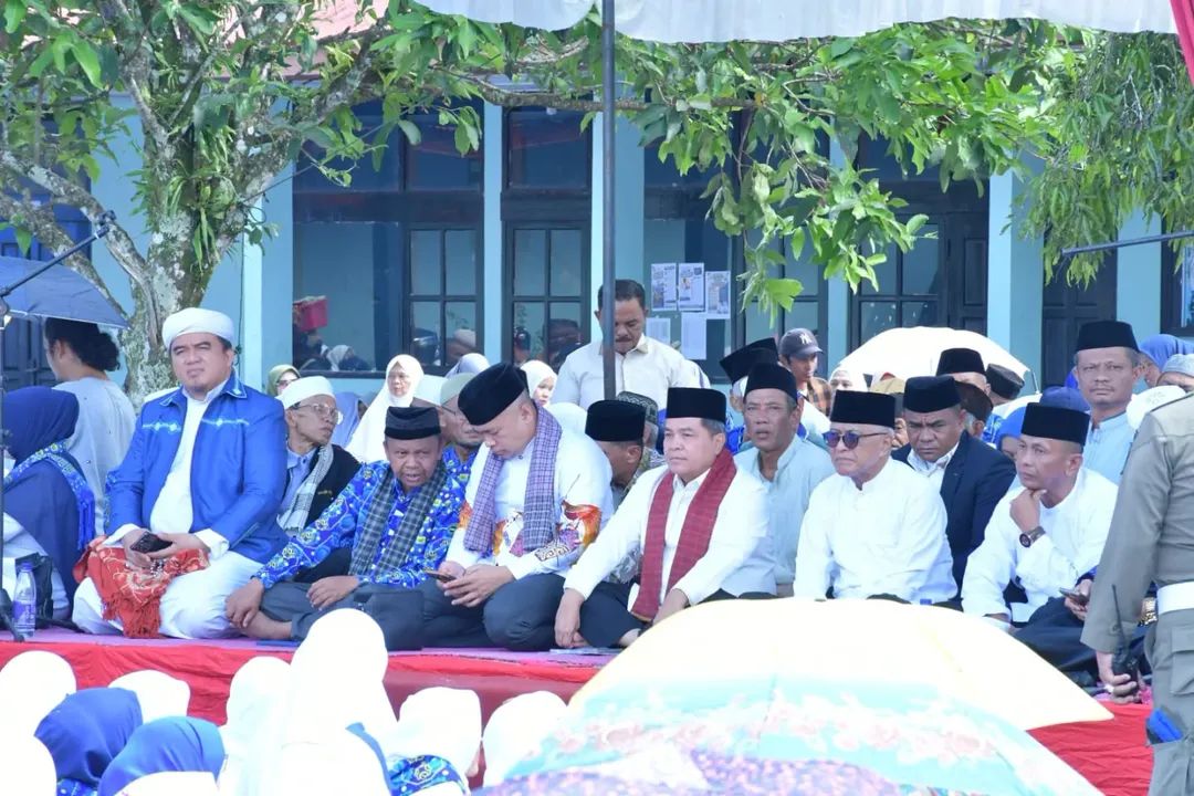 Bupati Benni Warlis Sambut Ribuan Jamaah BKMT Sumbar di Agam