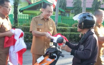 Semarak HUT RI ke-81: Wabup Agam Ajak Warga Kibarkan Merah Putih, Ratusan Bendera Dibagikan