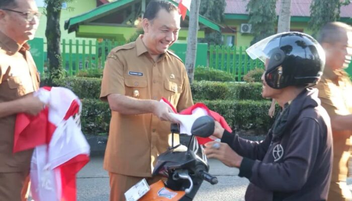 Semarak HUT RI ke-81: Wabup Agam Ajak Warga Kibarkan Merah Putih, Ratusan Bendera Dibagikan