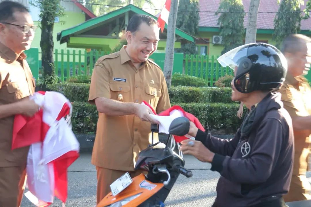 Pemkab Agam Bagikan Bendera Merah Putih di Lubuk Basung