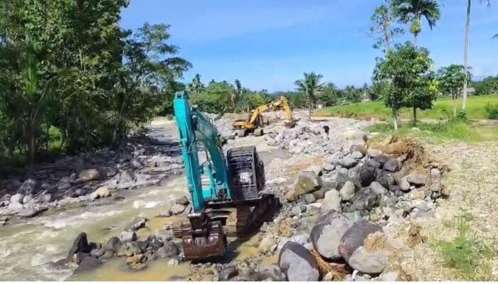 3 Alat Berat Mulai Normalisasi Sungai Batang Guo Kuranji Pasca-Ditinjau Gubernur Sumbar
