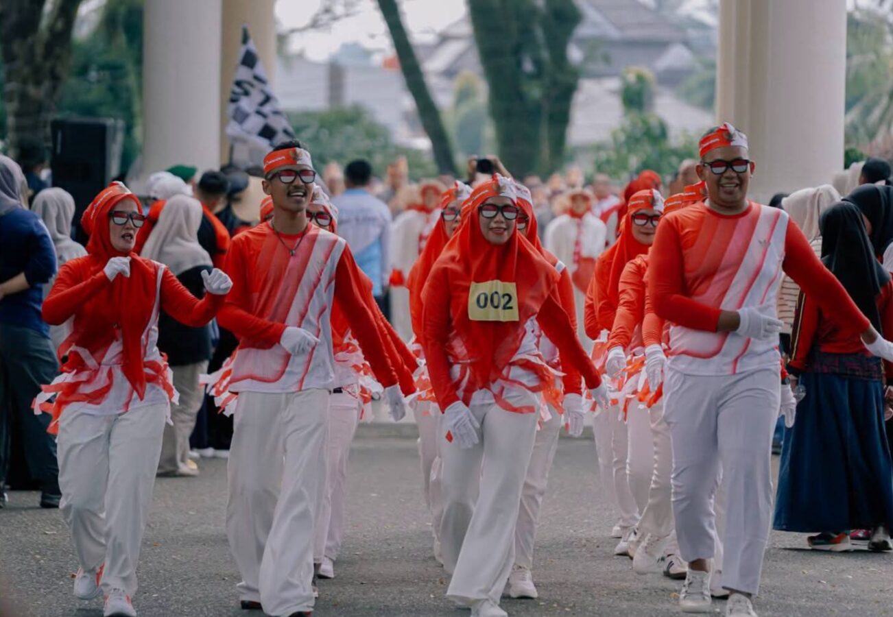 Yel-Yel Kocak dan Wajah Dicat Warnai Gerak Jalan HUT RI ke-81 di Solok Selatan
