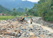 Banjir Padang: Tanggul Batang Guo Kuranji Jebol, Gubernur Mahyeldi Kirim 3 Alat Berat