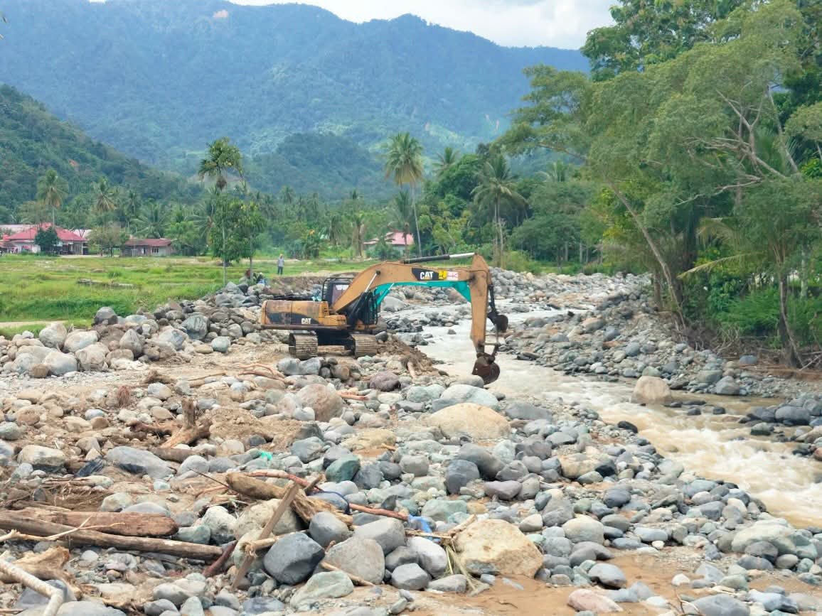 Banjir Padang: Tanggul Batang Guo Kuranji Jebol, Gubernur Mahyeldi Kirim 3 Alat Berat
