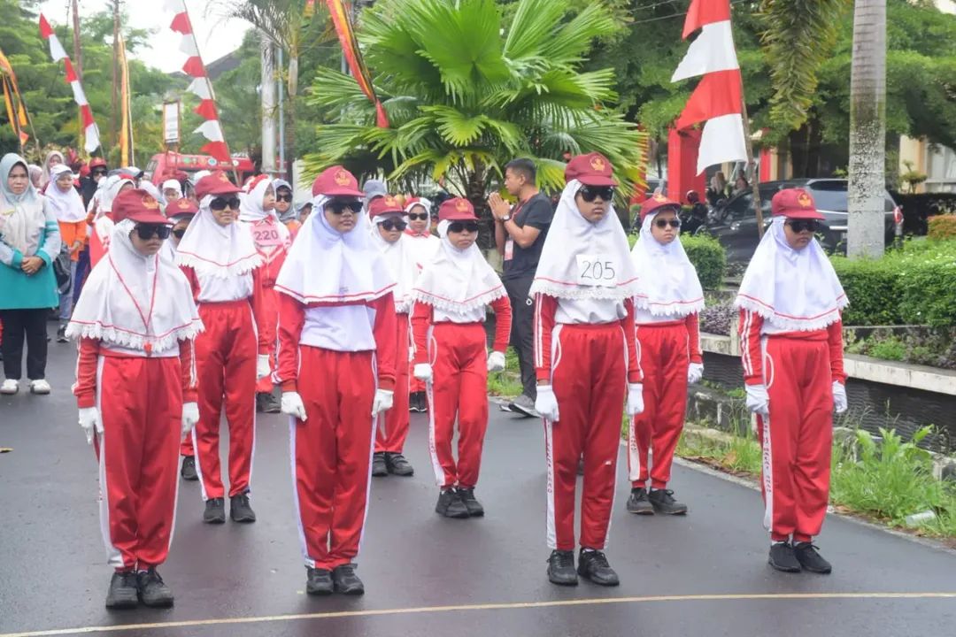 Rayakan HUT RI ke-81: 171 Regu Sekolah Unjuk Kekompakan di Gerak Jalan Tepat Waktu Agam
