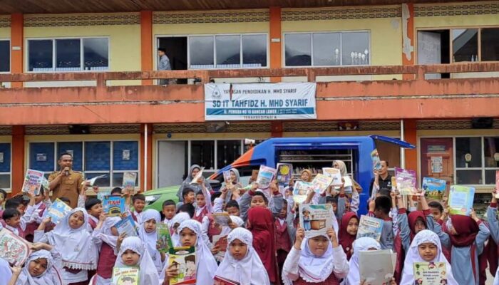 Bikin Ketagihan Membaca, Mobil Perpusda Padang Panjang ‘Serbu’ Sekolah!