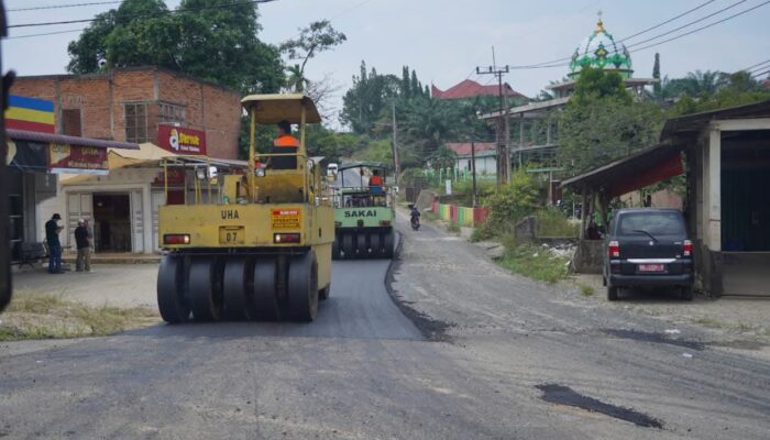 Belasan Tahun Rusak Parah, Jalan Sungai Rumbai Timur Akhirnya Diaspal Annisa-Leli!