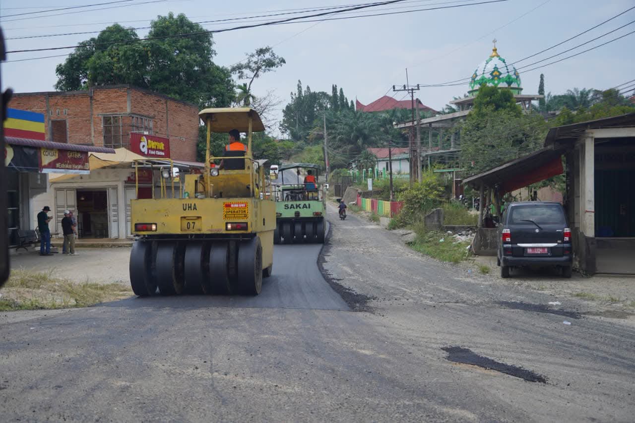 Belasan Tahun Rusak Parah, Jalan Sungai Rumbai Timur Akhirnya Diaspal Annisa-Leli!