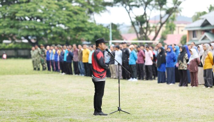 Sambut HUT RI ke-81, Wali Kota Solok Pimpin Gotong Royong Gabungan di Lapangan Merdeka