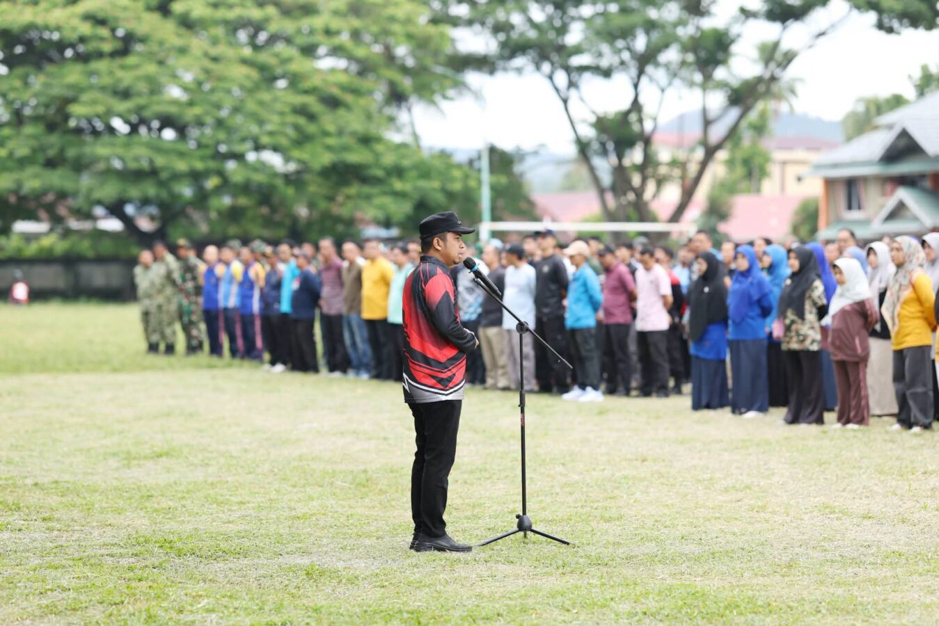 Sambut HUT RI ke-81, Wali Kota Solok Pimpin Gotong Royong Gabungan di Lapangan Merdeka