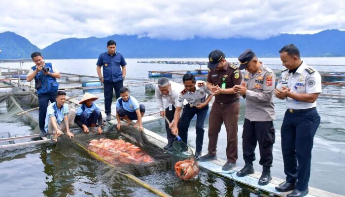 Dukung Ketahanan Pangan, Ny Merry Benniwarlis Panen Raya Ikan di Rutan Maninjau