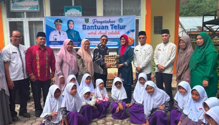 Dukung Gizi Anak, PKK Padang Panjang Salurkan Bantuan Telur di 7 Sekolah