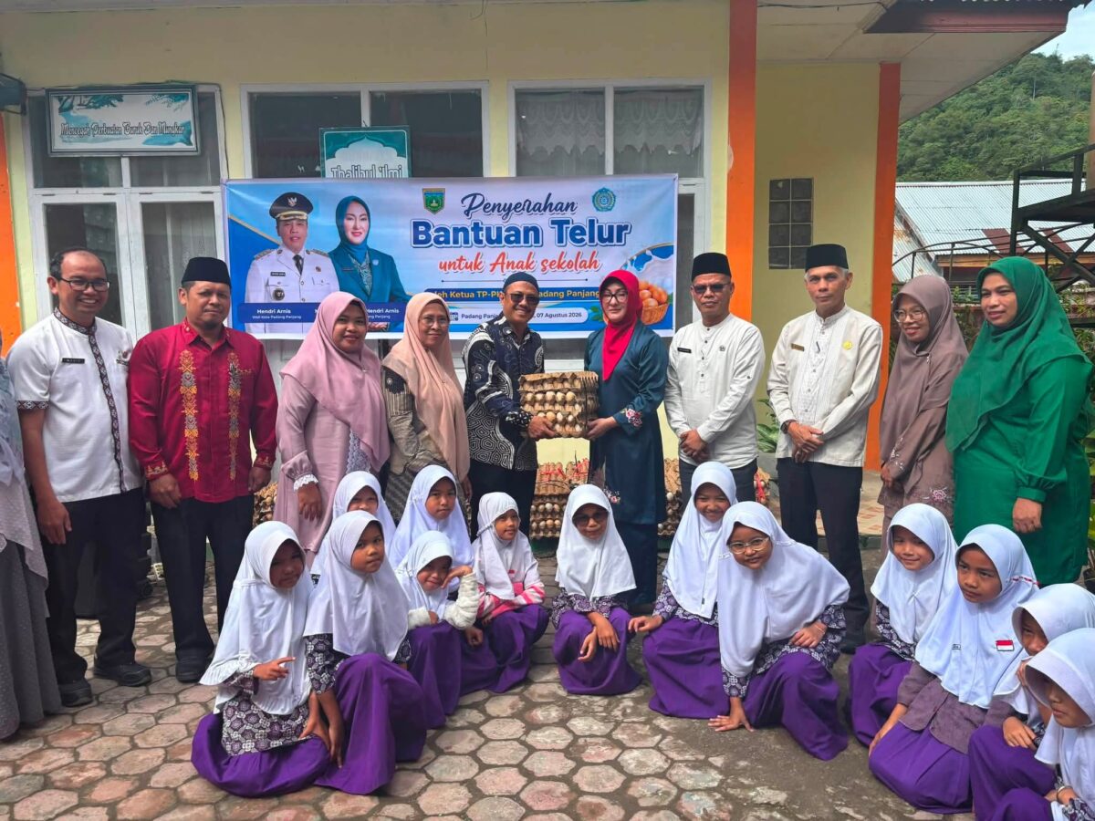 Dukung Gizi Anak, TP-PKK Padang Panjang Bagikan 900 Butir Telur ke Sekolah