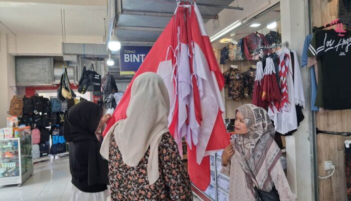Jelang HUT RI ke-81, Lapak Bendera Merah Putih di Padang Panjang Mulai Ramai Pembeli