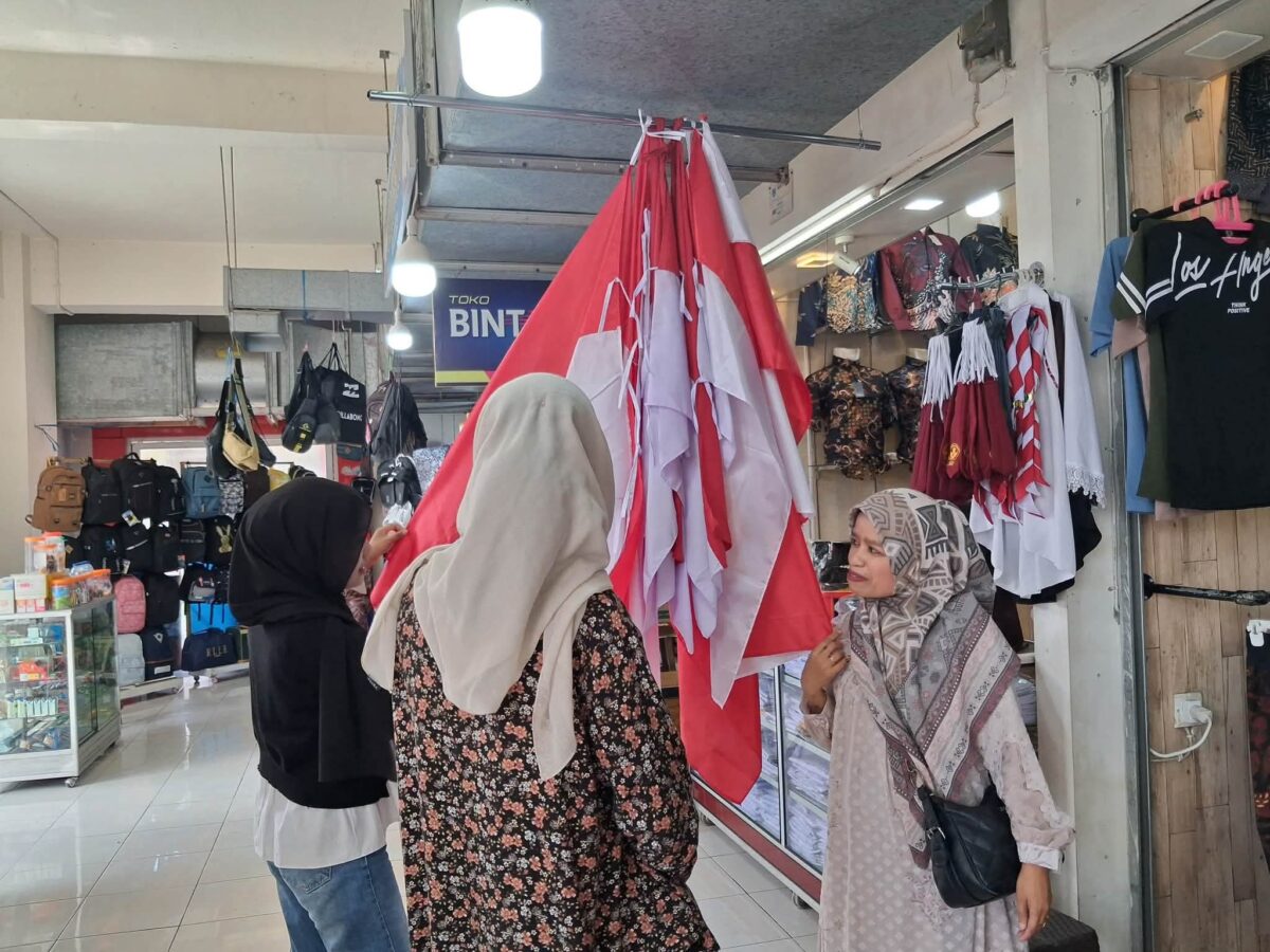 Jelang HUT RI ke-81, Lapak Bendera Merah Putih di Padang Panjang Mulai Ramai Pembeli