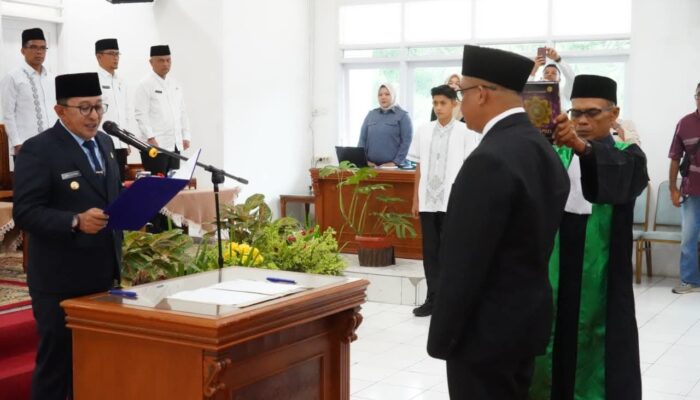 Lantik Direktur PDAM Tanah Datar yang Baru, Bupati Eka Putra Beri Instruksi Tegas