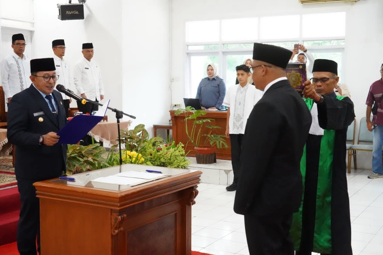 Lantik Direktur PDAM Tanah Datar yang Baru, Bupati Eka Putra Beri Instruksi Tegas Ini!
