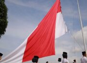 Tradisi 12 Tahun: Bendera Raksasa Kembali Membentang di Puncak Gunuang Kasumbo Tanah Datar