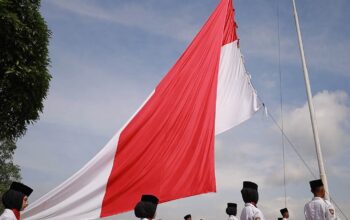 Merah Putih Raksasa Kembali Guncang Puncak Gunuang Kasumbo Tanah Datar di HUT ke-81 RI