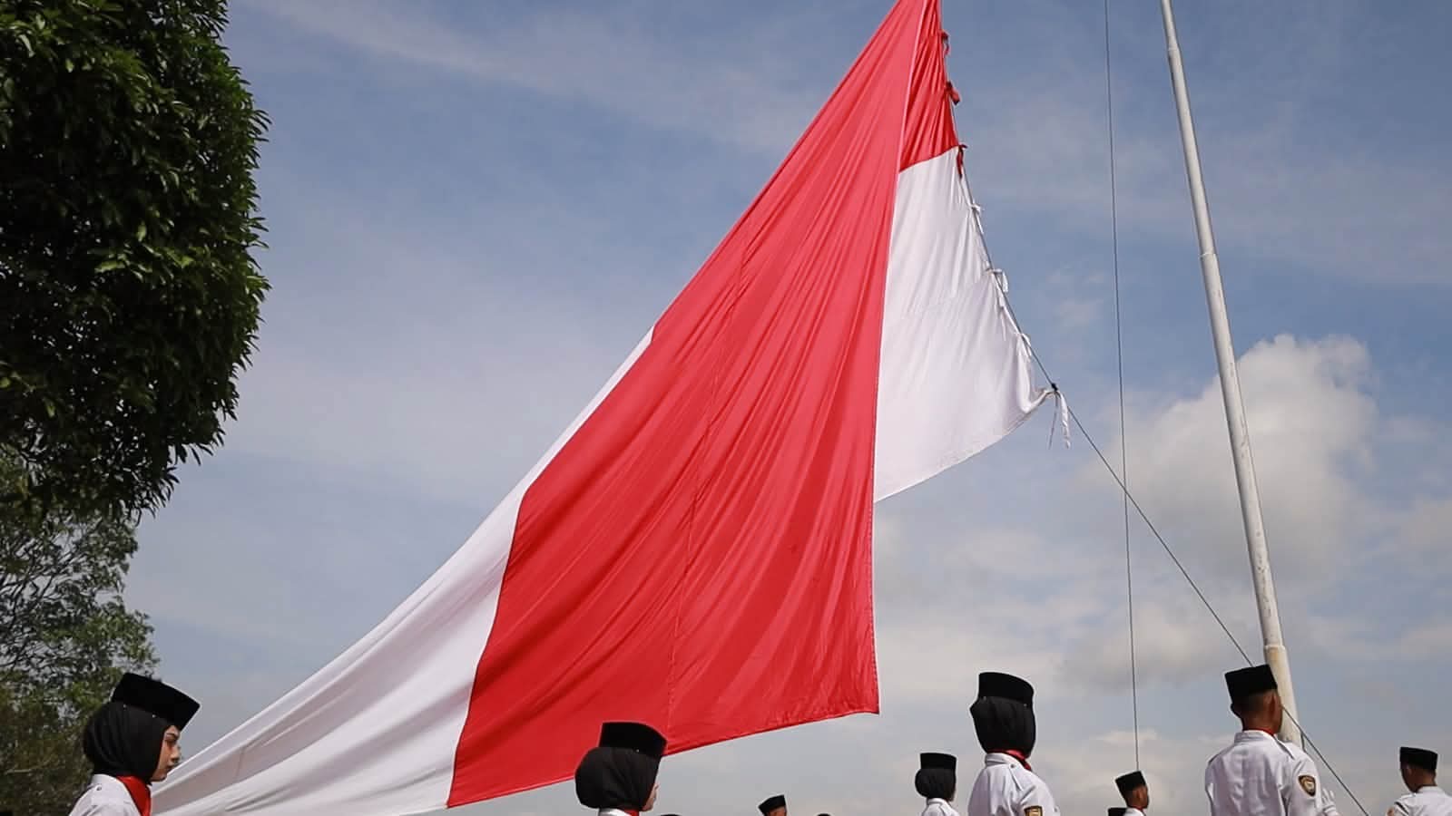 Merah Putih Raksasa Kembali Guncang Puncak Gunuang Kasumbo Tanah Datar di HUT ke-81 RI
